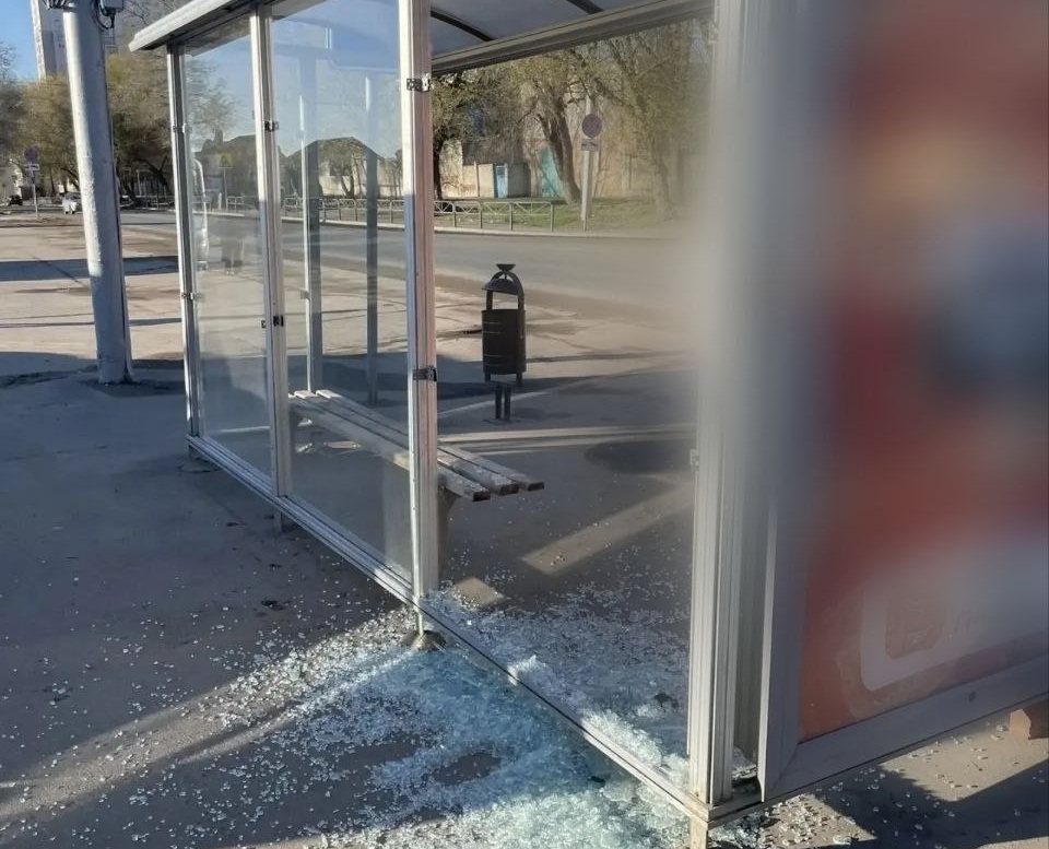 В Саратове вандалы разгромили остановку на Дегтярной